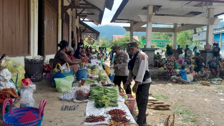 Polsek Alor Timur Laut Lakukan Patroli Dialogis di Pasar Rakyat Nailang
