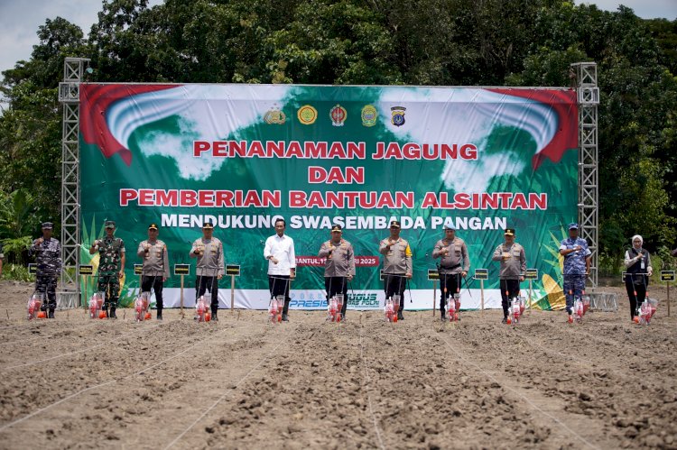 Kapolri dan Gubernur Yogyakarta Sri Sultan Hamengku Buwono X Menanam Jagung Bersama