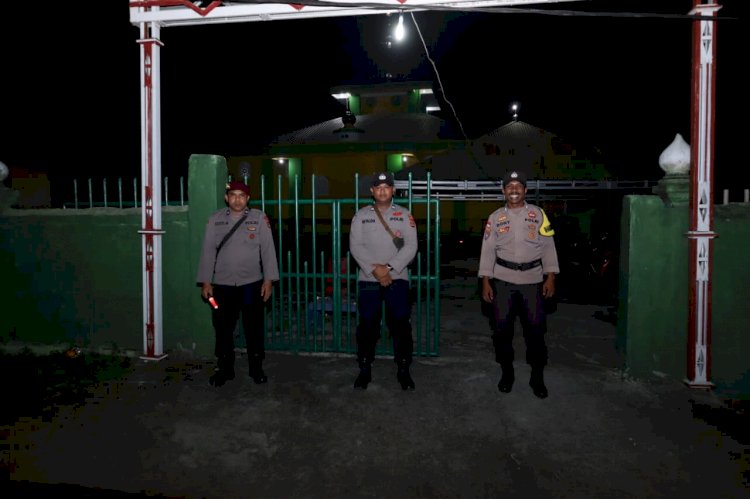 Personel Polres Alor Laksanakan Pengamanan Sholat Tarawih di Masjid Prioritas Kecamatan Teluk Mutiara