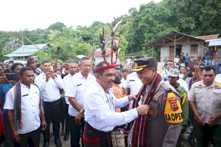 Kapolres Alor Dampingi Bupati dalam Kunjungan Kerja di Kecamatan Lembur, Serahkan Bantuan bagi Pelajar Berprestasi