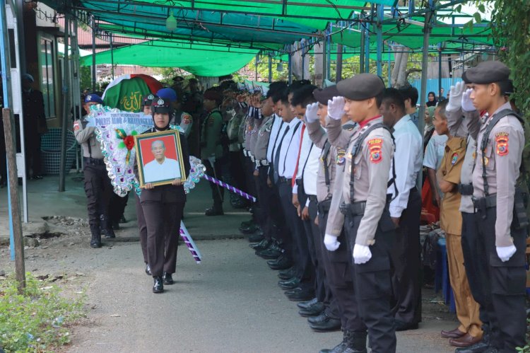 Kapolres Alor Pimpin Upacara Pemakaman Purnawirawan SERKA Heronimus Radja