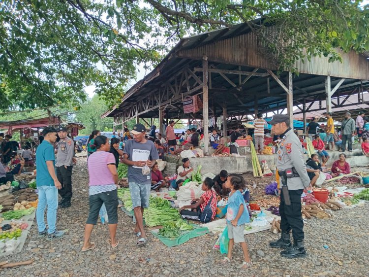 Polsek Alor Timur Gelar Patroli dan Pengamanan di Pasar Rakyat Maritaing, Sampaikan Imbauan Kamtibmas kepada Warga