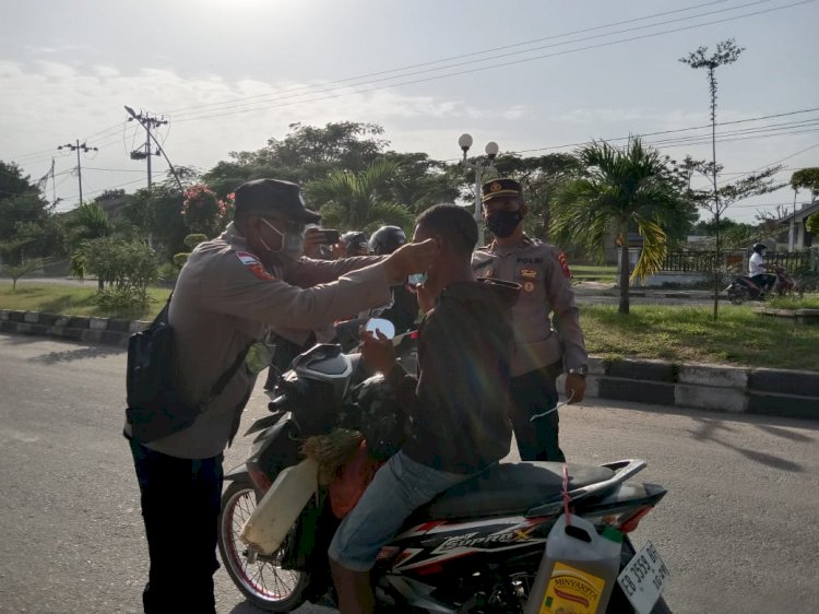 Peduli Dampak Erupsi Gunung Lewotobi, Polsek Alok Bagikan Masker kepada Warga di Sikka