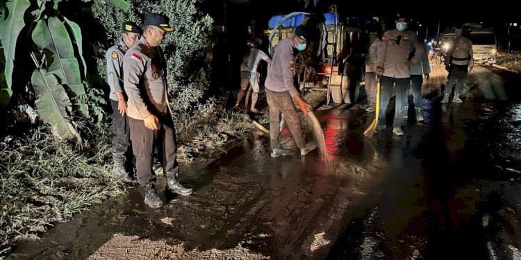 Polsek Wulanggitang Sigap Bersihkan Jalan dari Abu Vulkanis Demi Keselamatan Pengendara