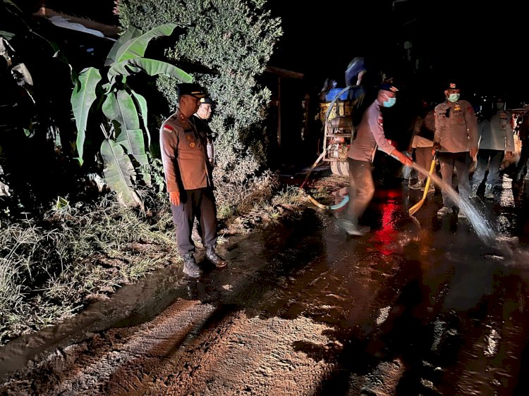 Polri Hadir untuk Masyarakat: Polres Flotim Tangani Erupsi Gunung Lewotobi dengan Sigap