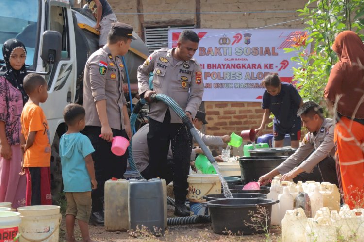 Polres Alor Gelar Bakti Sosial Pembagian Air Bersih di Desa Lefokisu Jelang Hari Bhayangkara ke-79