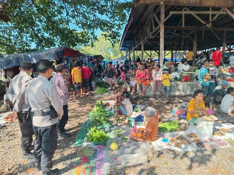 Polsek Alor Timur Laksanakan Patroli dan Pengamanan di Pasar Rakyat Maritaing, Sampaikan Pesan Kamtibmas kepada Warga