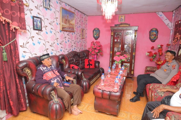 Bapak H. Husen Tolang S.H. selaku Tokoh Masyarakat Kec. Teluk Mutiara menerima silaturahmi Kapolres Alor