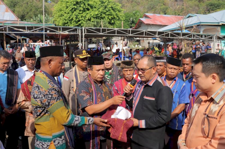 Kapolres Alor Hadiri Acara Peletakan Batu Pertama Rekonstruksi Masjid Jami Babussollah Alor Besar