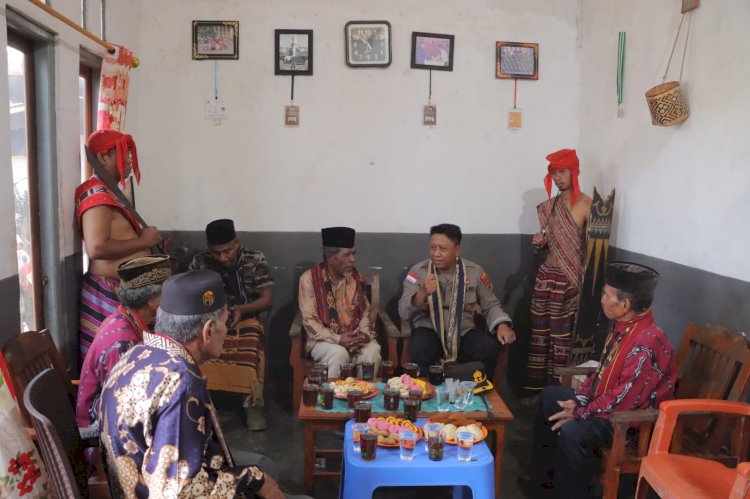Bapak Sulaiman Tulimau (Raja Bunga Bali) dan beberapa Tokoh Adat Kec. Alor Barat Laut terima kunjungan silaturahmi Kapolres Alor.