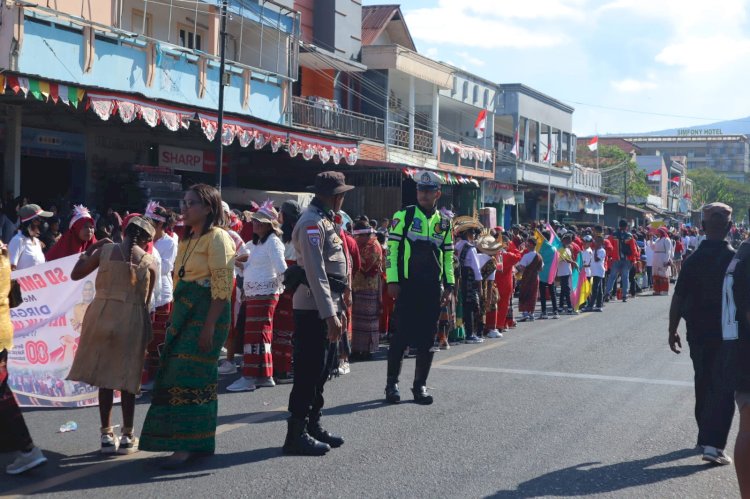 Ribuan Warga Padati Jalan, Polres Alor All Out Amankan Pawai Karnaval HUT RI ke-80