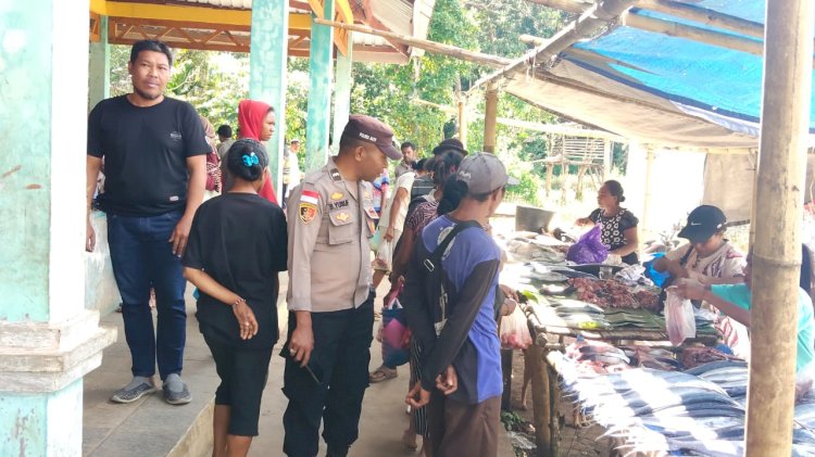Polsek Alor Selatan Gelar Patroli Pengamanan di Pasar Rakyat Apui