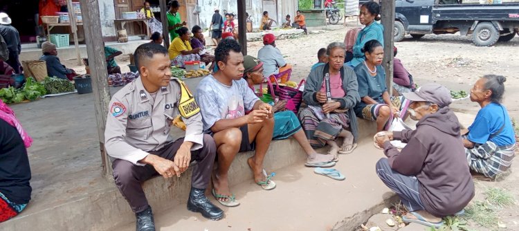 Bhabinkamtibmas Desa Fuisama Laksanakan Patroli Dialogis di Pasar Mainang, Himbau Warga Jaga Kamtibmas