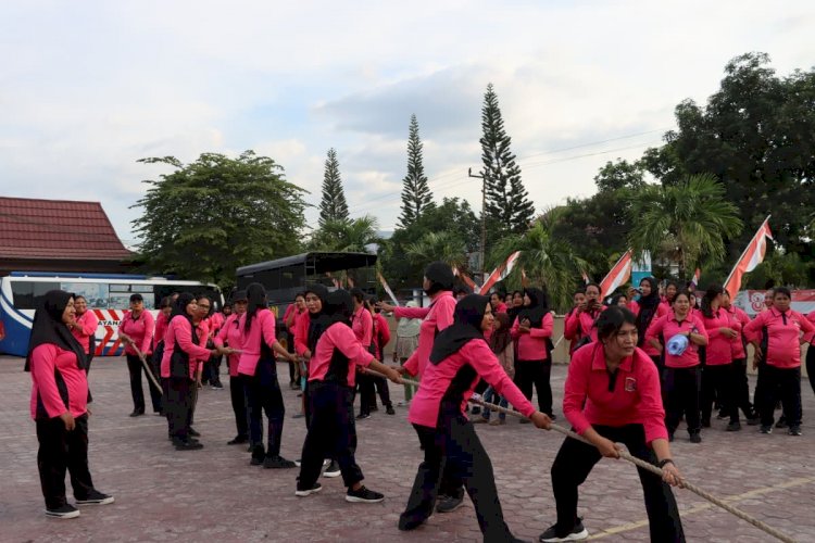 Sambut HKGB ke-73, Bhayangkari Cabang Alor Gelar Lomba Tarik Tambang