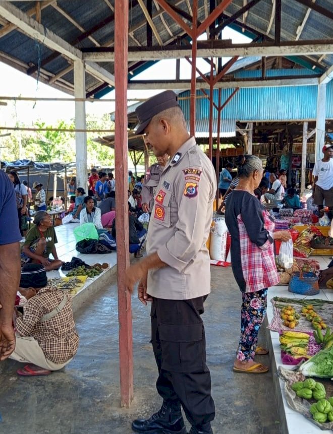 Polsek Alor Selatan Gelar Patroli, Jaga Keamanan Aktivitas Pasar Rakyat Apui
