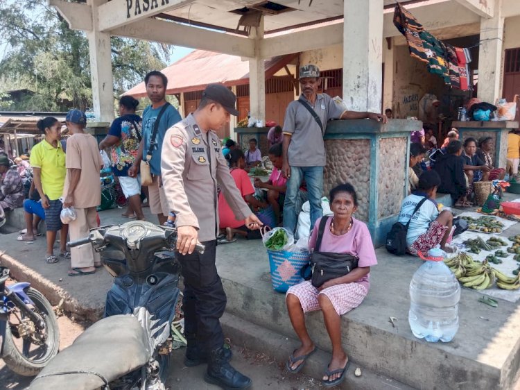 Polsek Alor Timur Laut Gelar Patroli Dialogis dan Pengamanan di Pasar Rakyat Nailang, Wujudkan Keamanan dan Ketertiban Masyarakat