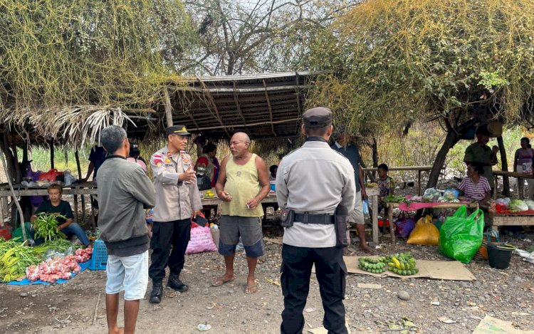 Polsek Alor Timur Laksanakan Patroli dan Pengamanan di Pasar Rakyat Maritaing, Sampaikan Himbauan Kamtibmas kepada Warga