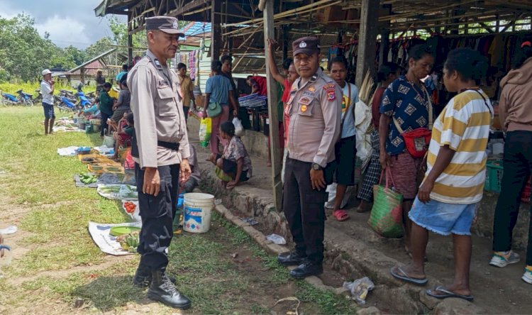 Polsek Alor Selatan Gelar Patroli dan Pengamanan di Pasar Rakyat Apui untuk Jaga Kondusivitas Wilayah