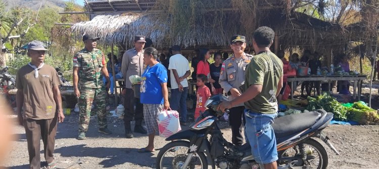 Kapolsek Alor Timur Pimpin Patroli dan Pengamanan di Pasar Rakyat Maritaing