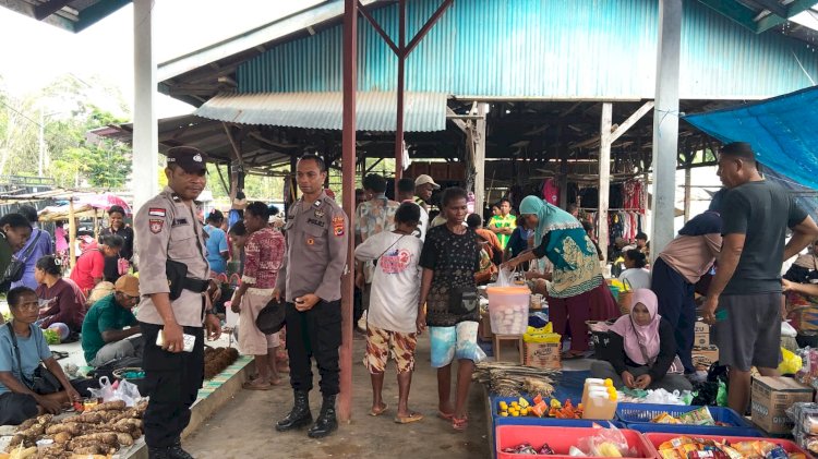 Polsek Alor Selatan Laksanakan Patroli di Pasar Rakyat Apui, Ciptakan Situasi Aman dan Kondusif
