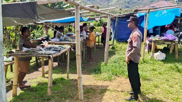 Polsek Alor Selatan Gelar Patroli Pengamanan Pasar Kelaisi Timur, Aktivitas Warga Berjalan Lancar