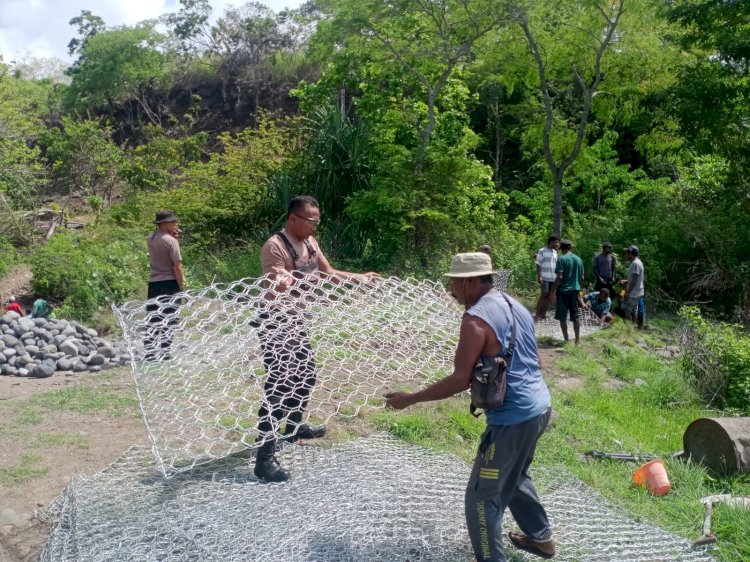 Personel Polsek Abad Turut Membantu Perbaikan Jalan Buraga–Lerabain di Desa Kuifana