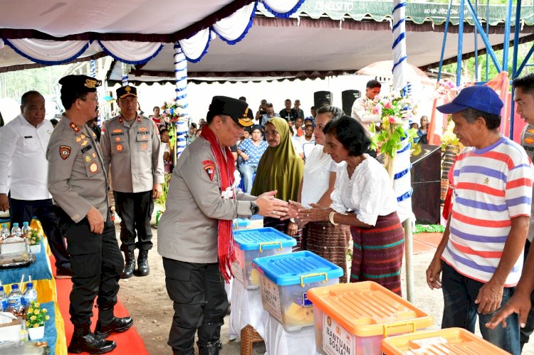 Wakapolri Bersama Perwakilan Akpol '90 Dhira Brata Resmikan Sumur Bor dan Serahkan Bantuan untuk 2.983 Warga Pengungsi Lewotobi di Huntara II Konga