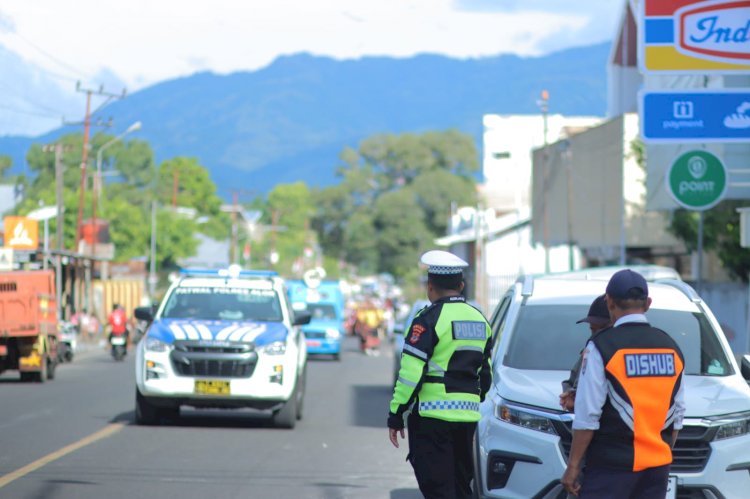 Personel Polres Alor Melaksanakan Pengamanan Parade Budaya Perayaan HUT Provinsi NTT ke-67