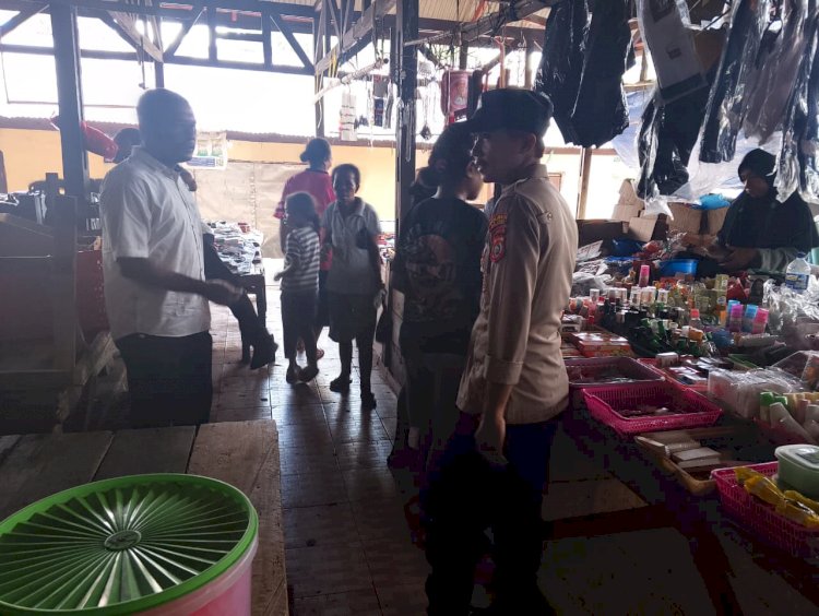 Polsek Abad Laksanakan Patroli dan Pengamanan Pasar Rakyat Moru untuk Jaga Kamtibmas