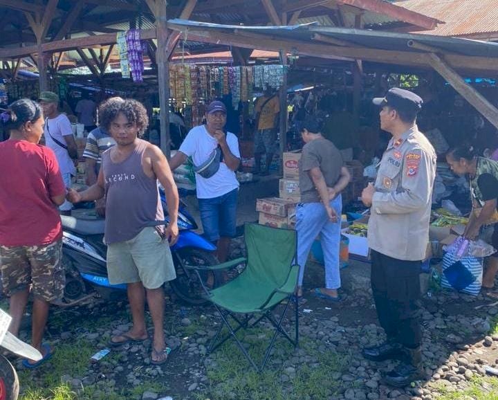 Polsek Alor Timur Laksanakan Sambang dan Patroli Pengamanan Pasar Rakyat Maritaing