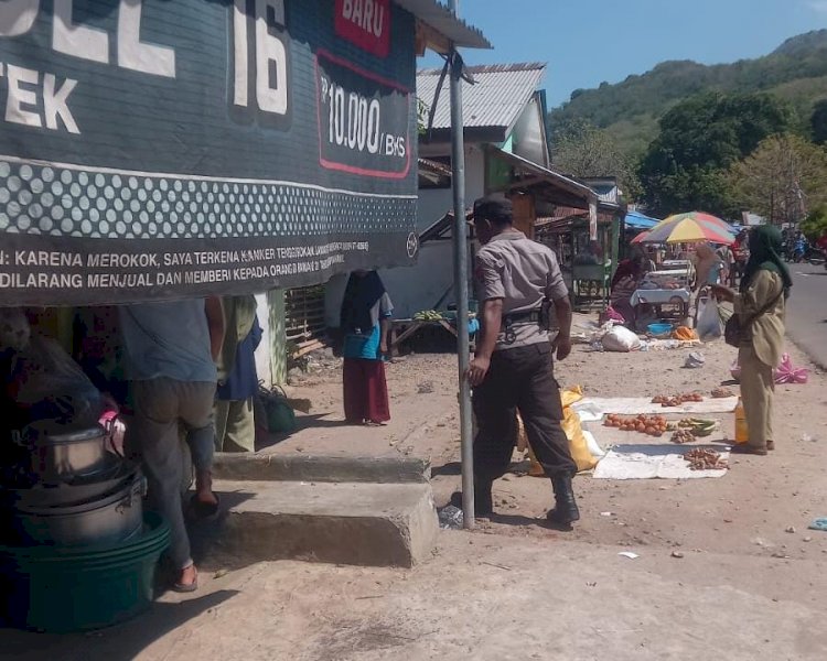 Kanit Binmas Polsek ABAL Laksanakan Patroli dan Sambang Pedagang di Pasar Tradisional  Alor Kecil