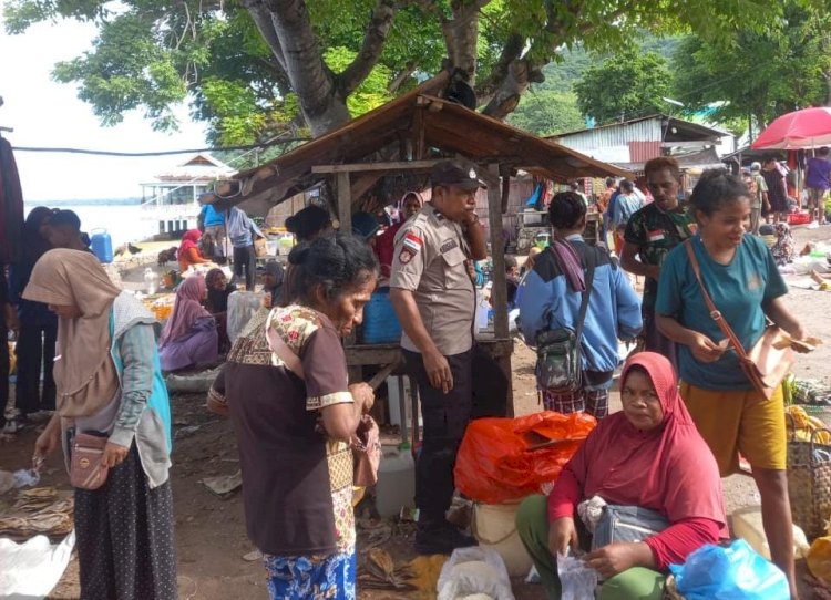 Kanit Binmas Polsek ABAL Laksanakan Patroli  dan Sambang Pedagang di Pasar Tradisional  Alor Kecil