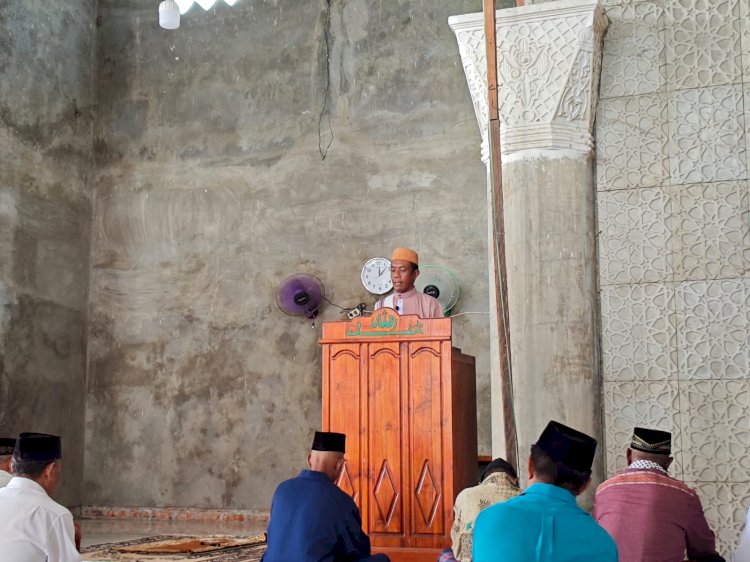 Polres Alor Gelar Jumat Barokah dan Himbauan Kamtibmas di Masjid Baiturrahman Lipa