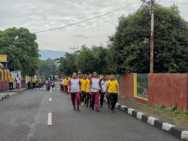 Polres Alor Gelar Jumat Sehat dengan Jalan Santai dan Senam Usai Apel Pagi