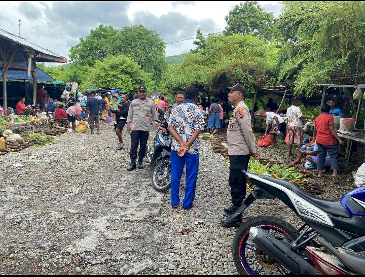 Polsek Alor Timur Laksanakan Patroli dan Sambang di Pasar Rakyat Maritaing, Pastikan Aktivitas Pasar Aman dan Kondusif