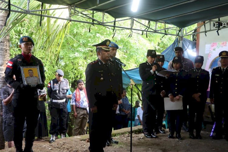 Wakapolres Alor Pimpin Upacara Pemakaman Dinas Almarhum AIPDA Imanuel Timotius Bampada