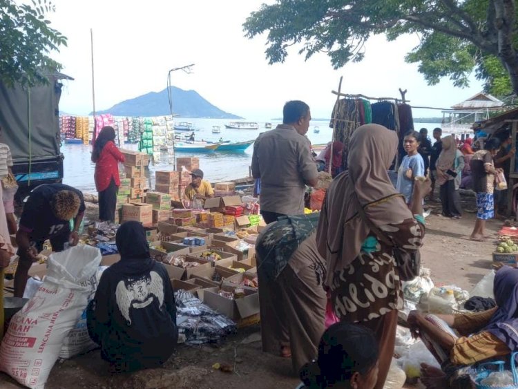 Patroli dan Sambang Pasar, Polsek Alor Barat Laut Sampaikan Pesan Kamtibmas kepada Pedagang di Kampung Makasar