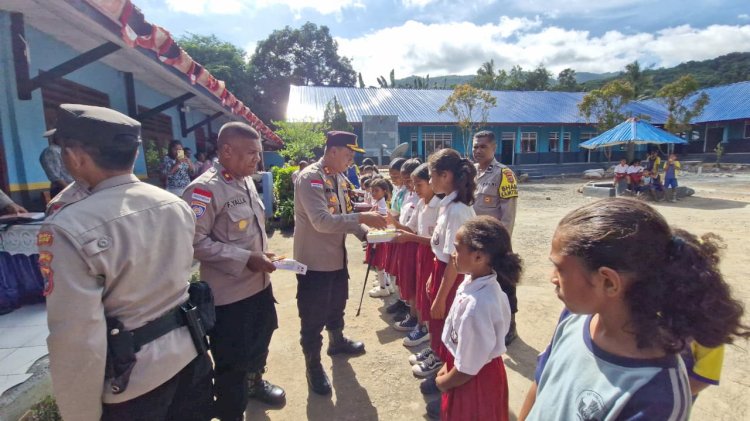 Ikut Empati atas Kejadian Siswa SD di NTT, Kapolres Alor Bagikan Alat Tulis dan Perlengkapan Sekolah kepada Siswa SD di Wilayah Welai dan Fanating