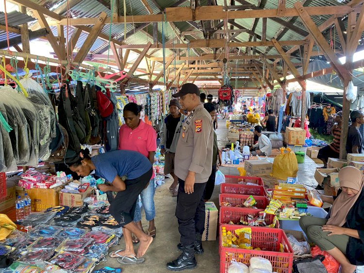 Patroli dan Pengamanan Pasar Maritaing, Polsek Alor Timur Sampaikan Himbauan Kamtibmas