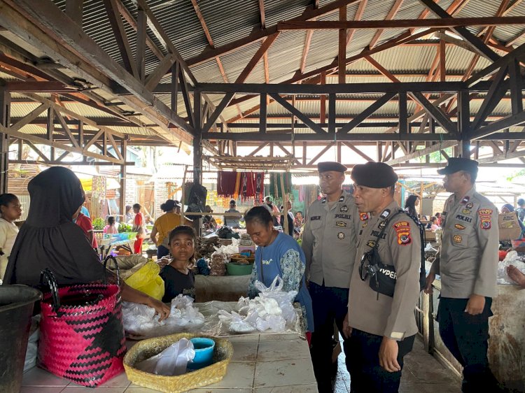 Patroli Dialogis Polsek Alor Barat Daya di Pasar Moru, Warga Diajak Jaga Kamtibmas