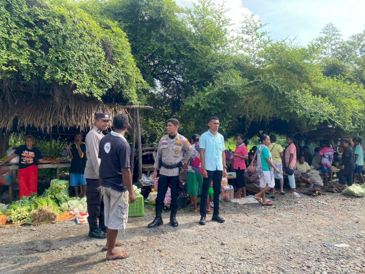Polsek Alor Timur Intensifkan Patroli dan Sambang di Pasar Rakyat Maritaing