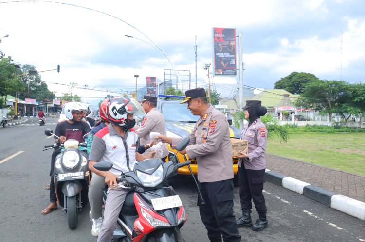 Polres Alor Bagikan Takjil Gratis kepada Masyarakat di Lapangan Mini Kalabahi