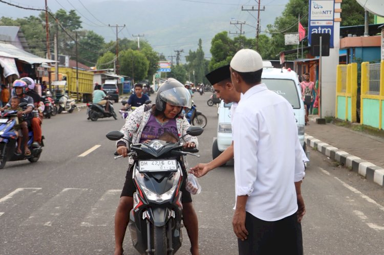 Satuan Intelkam Polres Alor Bagikan Takjil, Pererat Silaturahmi di Bulan Suci Ramadhan