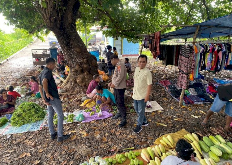 Polsek Alor Timur Intensifkan Patroli dan Sambang di Pasar Rakyat Maritaing, Pastikan Aktivitas Masyarakat Berjalan Aman