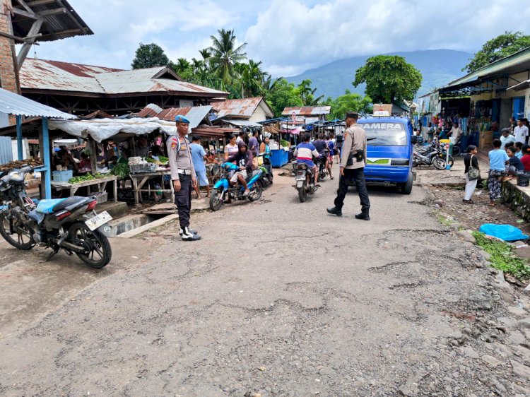 Polsek Alor Barat Daya Gelar Patroli dan Pengamanan di Pasar Moru, Sampaikan Imbauan Kamtibmas kepada Masyarakat