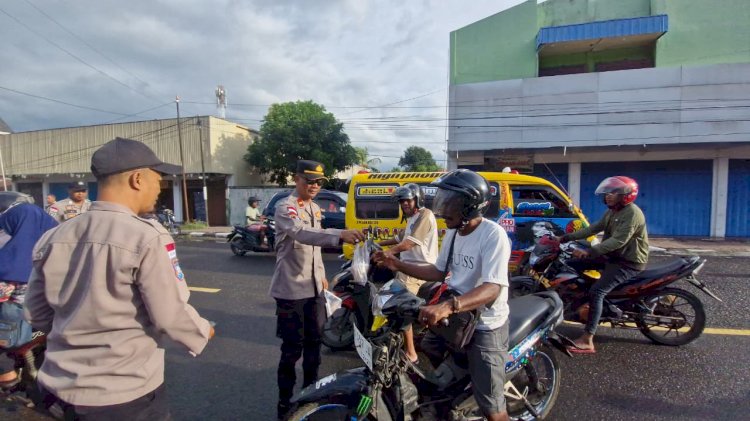 Satuan Binmas dan Satresnarkoba Polres Alor Berbagi Takjil, Tebar Keberkahan di Bulan Suci Ramadan