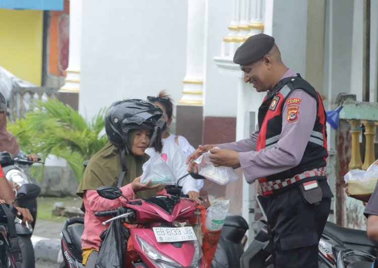 Polres Alor Berbagi Takjil di Kampung Raja dan Kuburan Cina, Pererat Kebersamaan di Bulan Ramadhan