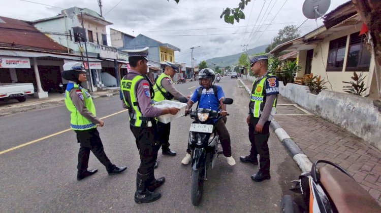Sat Lantas Polres Alor Berbagi Takjil, Wujud Keberkahan dan Kepedulian di Bulan Suci Ramadhan
