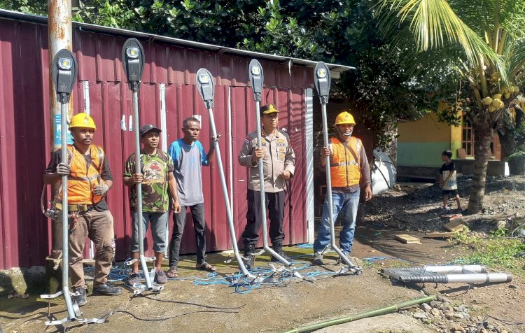 KAPOLDA NTT BERI BANTUAN PENERANGAN JALAN UMUM KEPADA MASYARAKAT WELAI BARAT KABUPATEN ALOR MELALUI POLRES ALOR