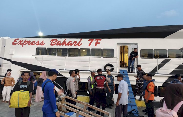 Personel Pos Terpadu Pelabuhan Dulionong Amankan Kedatangan Kapal Penumpang dalam Operasi Ketupat Turangga 2026